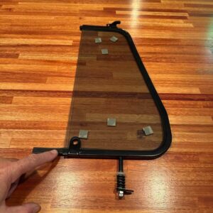 Quartervent glass inside strip