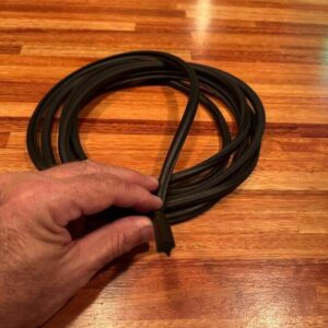 Windscreen locking strip