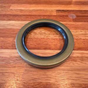 Front axle hub inner oil seal